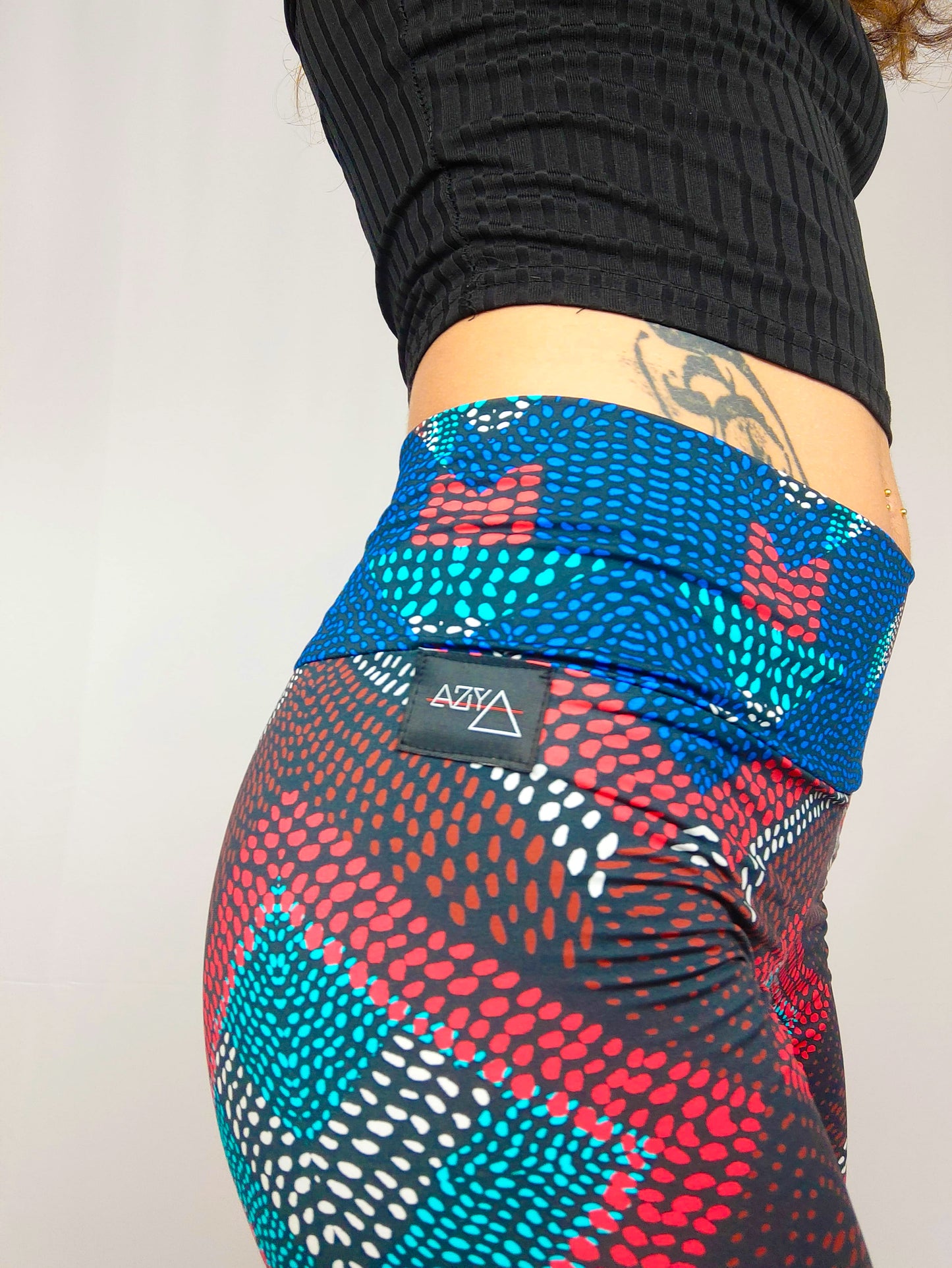 Legging Pudong negro Aysa Atelier vista cerca etiqueta y detalles del estampado
